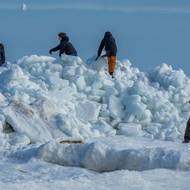 Klíčové ruské přístavy Primorsk a Vysock stanovily, že běžné lodě musejí mít od pondělí individuální doprovod ledoborce, aby mohly v těchto přístavech zakotvit. Pokud led dále zesílí, hrozí podle správy přístavů zákaz vstupu všem plavidlům.