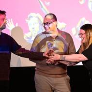 Scenáristé Kateřina Šardická a Dan Krátký s ilustrátorem Tomášem Kopeckým (vlevo) převzali cenu pro nejlepší dětský komiks za Stellu a strážce závoje, které vydalo nakladatelství Albatros.