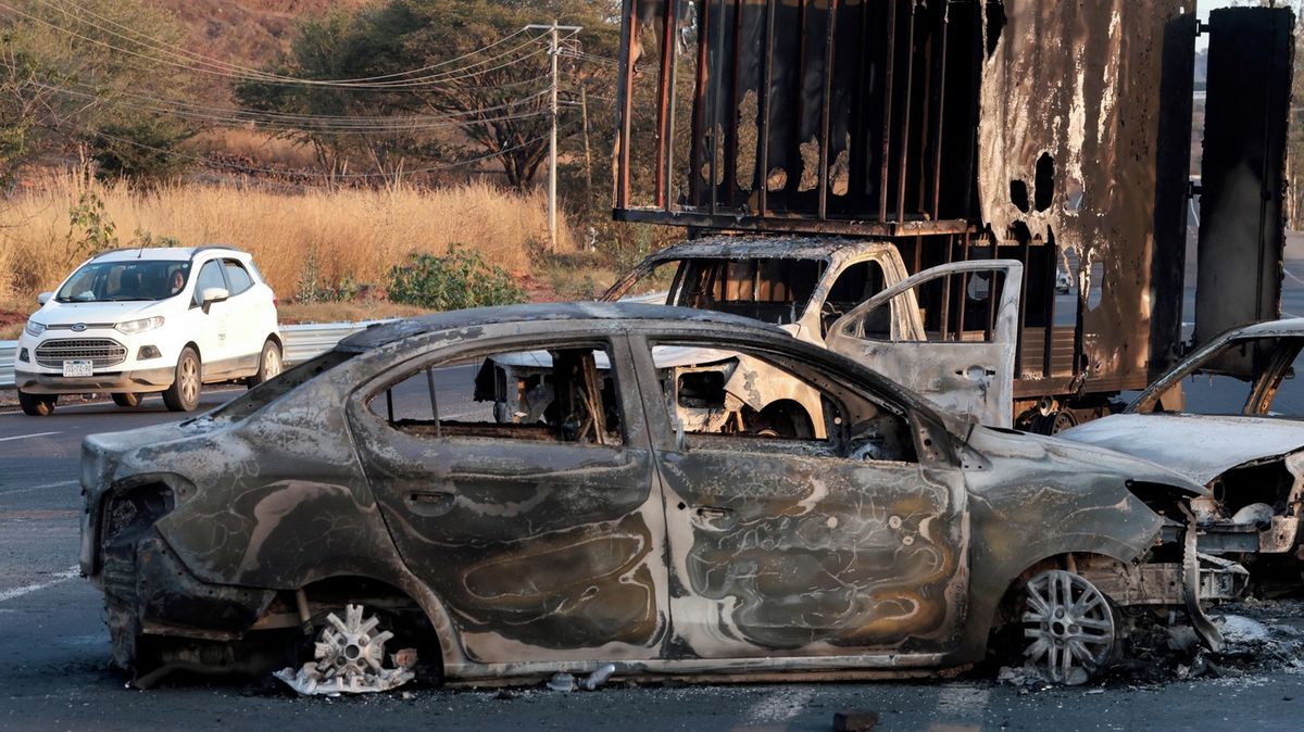Teror v Mexiku. Po zabití drogového šéfa hoří i dějiště fotbalového šampionátu