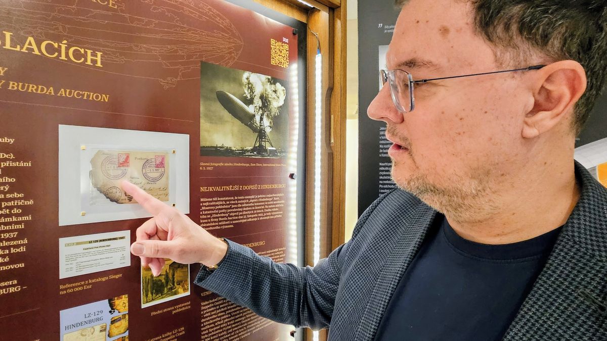 Ohořelá pohlednice z „Titaniku nebes“. Po desítkách let doputovala do Prahy