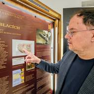 Pohlednice a její předchozí majitel David Kopřiva.