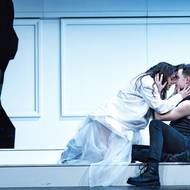 Na fotografie z inscenace Romea a Julie, kterou nově uvádí Švandovo divadlo, jsou Andrea Buršová jako chůva, Aneta Kalertová v roli Julie a Oskar Hes jako Romeo.