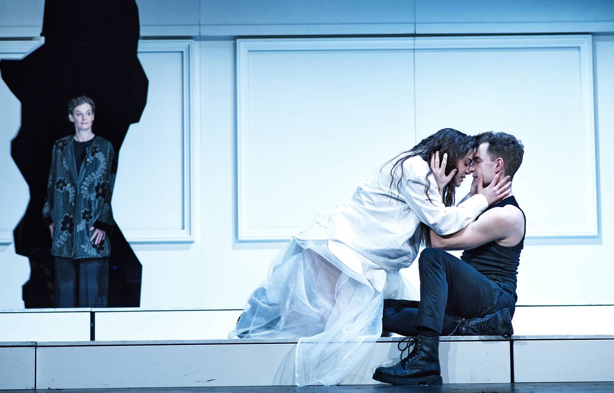 Na fotografie z inscenace Romea a Julie, kterou nově uvádí Švandovo divadlo, jsou Andrea Buršová jako chůva, Aneta Kalertová v roli Julie a Oskar Hes jako Romeo.