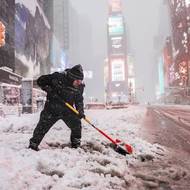 V neděli večer zasáhla New York silná sněhová bouře. Starosta města Zohran Mamdani proto vyhlásil nouzový stav, který uzavřel komunikace pro veškerou dopravu kromě vozidel potřebných pro zajištění kritických služeb.