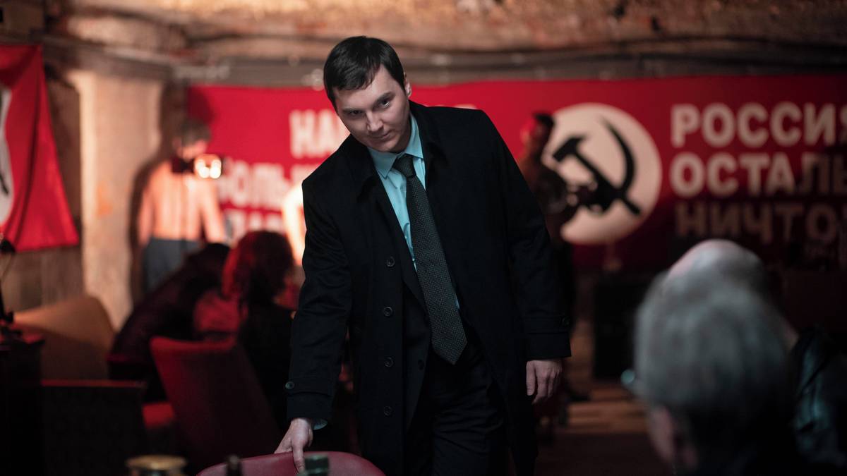 Na fotografii z filmu Čaroděj z Kremlu, který tento čtvrtek začnou promítat kina, je Paul Dano jako Vadim Baranov.