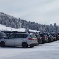 Parkoviště na okraji osady Jizerky, odkud lyžaři vyrážejí na Promenádní cestu.