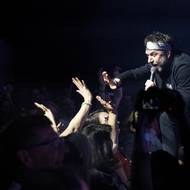 Milan Cais energicky pozdravil fanoušky z prvních řad. 