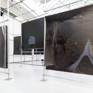 Jiný dojem reklamní nosiče vytvářejí i při pohledu zepředu či zezadu. Mohou působit jako ruiny.