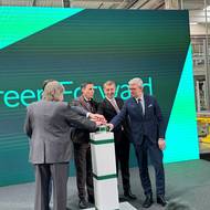 Otevření nové haly mladoboleslavské Škody Auto se zúčastnili šéf škodováckých odborů Jaroslav Povšík, za ním šéf značky VW Thomas Schäfer, uprostřed stojí šéf Škody Auto Klaus Zellmer a vpravo premiér Andrej Babiš a ministr průmyslu a obchodu Karel Havlíček.