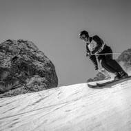 Rok 1956 byl ve sportu ještě obdobím improvizace. Proto se sjezdař Evžen Čermák na sjezdovce chránil nikoli lyžařskou, nýbrž cyklistickou helmou.