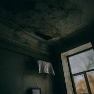 S omezenými finančními prostředky a málo alternativami většinou zůstávají starší lidé a lidé s chronickými nemocemi ve svých domovech, dokud jim kvůli neustálému bombardování a kolapsu infrastruktury a základních služeb, včetně těch zdravotních, nezbyde jiná možnost než útěk.