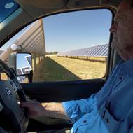 Rychle se však ukázalo, že tyto obavy nebyly opodstatněné. „Normálně by hledaly stromy a tábořily pod nimi, ale jak vidíte, ovce hledají stín pod panely,“ řekl Warren agentuře AFP na farmě v Dubbo.