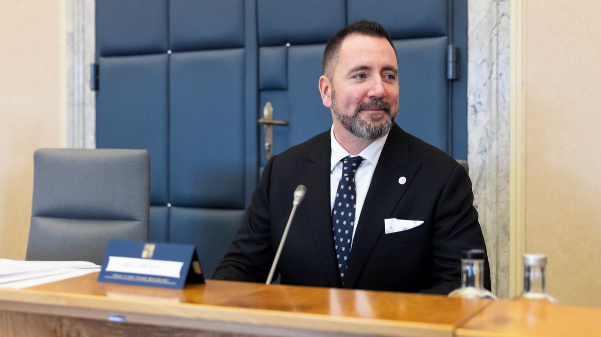 Ministr Červený po zvolení převedl rodinný dům na svou manželku, ten nepřiznal