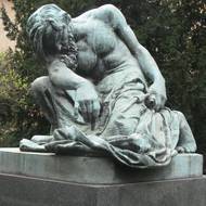 Socha Mojšíže byla nakonec odhalena před Staronovou synagogou v létě 1937.