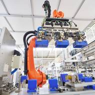 Závod je z 84 procent automatizován a jeho kapacita umožňuje vznik jednoho bateriového systému za 60 sekund.