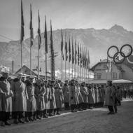 Kupředu, levá! Takto vypadala československá výprava, když se před nádražím v Cortině sešikovala k nástupu na slavnostní zahájení.