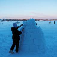 V rámci cvičení se trénuje i stavba přístřešků.