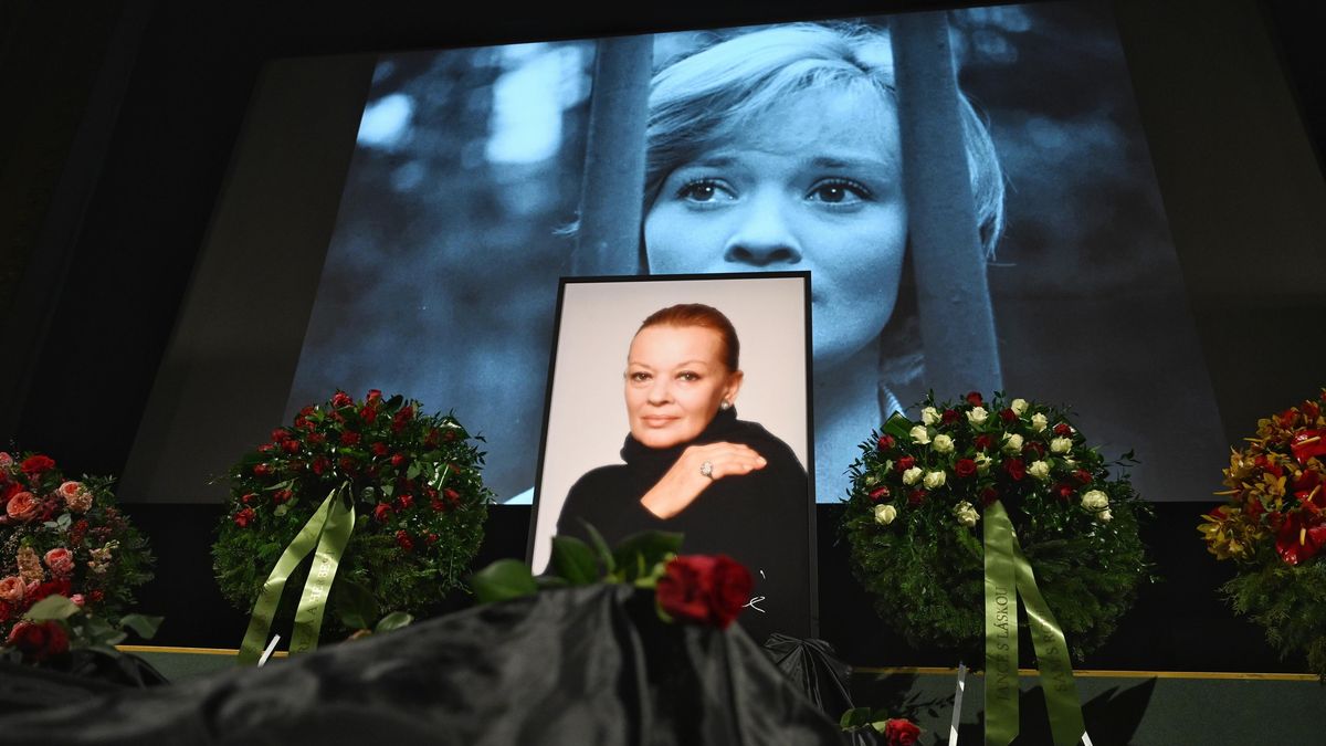 Foto: Začalo poslední rozloučení s Brejchovou, věnec poslal i prezident