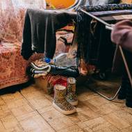 Žije v ubytovně, kde humanitární organizace Lékaři bez hranic (MSF) poskytuje lékařské konzultace. Původně šlo o vědecký ústav, v roce 2022 po ruské invazi ho přeměnili. Žije zde přibližně 270 lidí, kteří pocházejí z okupovaných oblastí nebo měst zničených válkou. Chodby ubytovny jsou nyní plné bot, dětských hraček a oblečení na sušácích. 