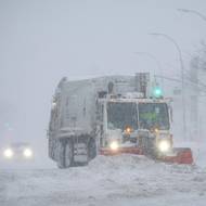 Národní meteorologická služba varovala, že v mnoha oblastech může napadnout 30 až 60 centimetrů sněhu a lze očekávat nízkou viditelnost.