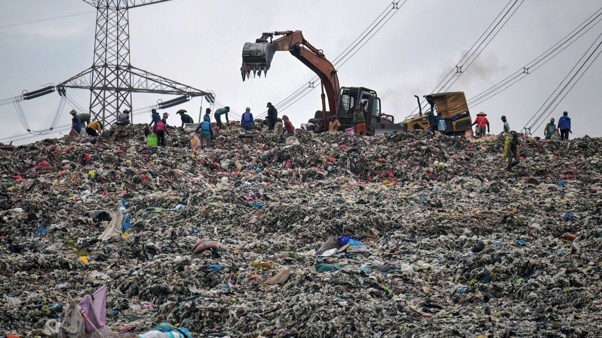 Fotky: Město v odpadcích. Sesunutá skládka trvale zvýšila i hladinu řeky