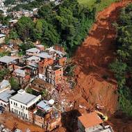 Lijáky v posledních dnech zde způsobily povodně a sesuvy půdy. Na snímku je město Juiz de Fora ve čtvrtek 26. února.