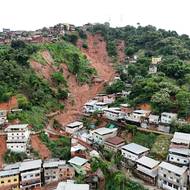 Podle nové bilance si deště a související komplikace v regionu vyžádaly už 59 mrtvých a záchranáři stále pátrají po dalších možných obětech. 