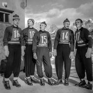 Pět mušketýrů. Soudobý olympijský outfit dokumentuje snímek Karla Nováka, na němž jsou (zleva) skokan Bulín, trenér Bělonožník, sdruženáři Melich a Lahr a skokan Stuchlík.