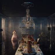 Alison Oliver jako Isabella a Margot Robbie v roli Catherine.