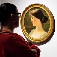 Na fotografii z výstavy děl Václava Brožíka, kterou lze do 5. dubna vidět v klatovské Galerii U Bílého jednorožce, si návštěvníce prohlíží obraz nazvaný Portrét dcery Olgy drdolem z let 1895 až 1898.