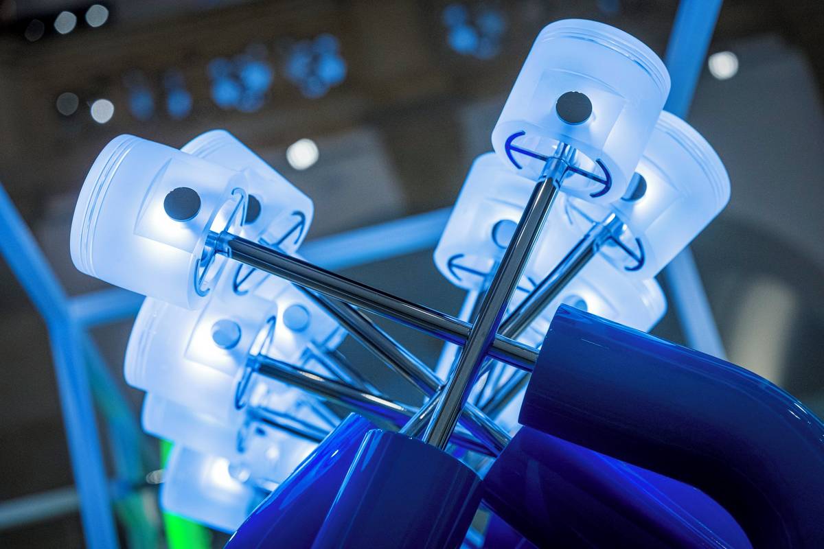 Několikametrovou trofej vytvořenou z různých typů pneumatik aut nebo bicykl, který má místo řídítek skleněné dančí paroží, mohou vidět návštěvníci nové výstavy Severočeského muzea v Liberci.