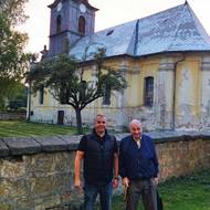 Starosta Petr Brůžek a Vítězmír Lébl před kostelem ve Velenicích.