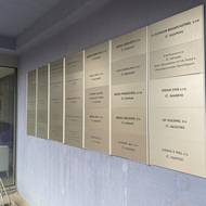 Plakety na hlavní budově stále uvádějí názvy řady firem, které jsou se Soukupem spojeny.