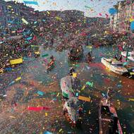 Aby radnice masivní návštěvnost aspoň částečně regulovala - zakázala vjezd velkým výletním lodím a v roce 2024 se Benátky staly prvním městem, které částečně zpoplatnilo vstup pro krátkodobé návštěvníky. 