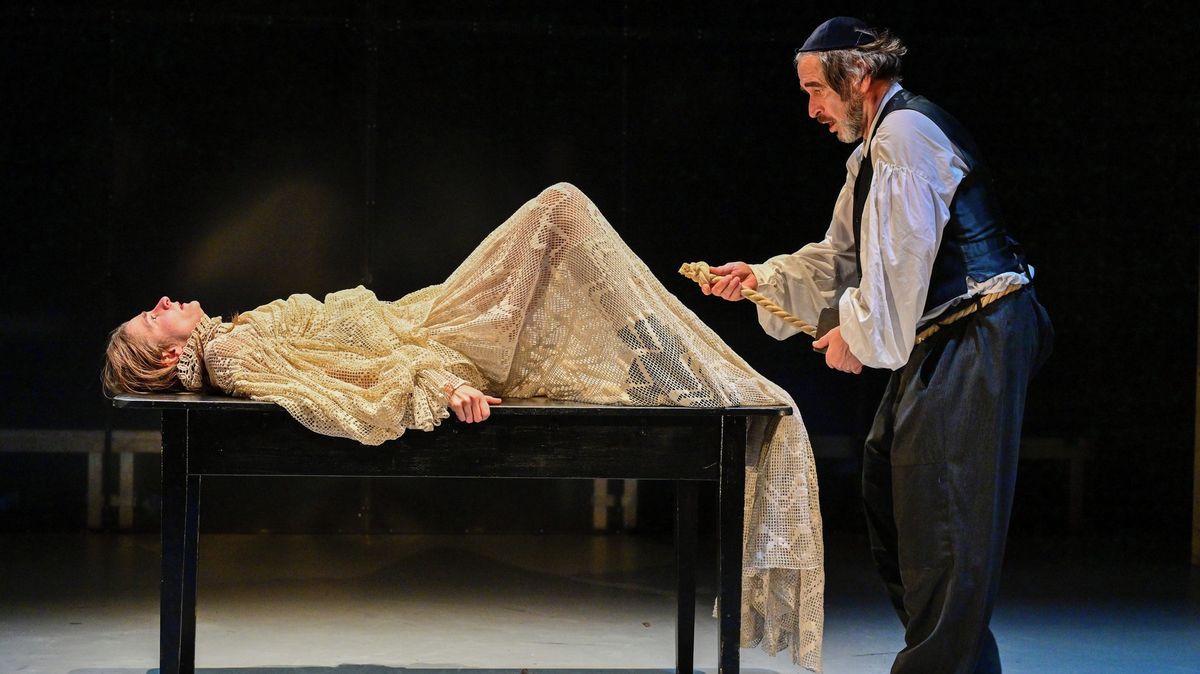 Sliby falešného mesiáše. Husa na provázku uvedla hru podle Singera