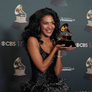 Olivia Dean podekovala své babičce, která jako teenagerka odjela z jihoamerické Guyany do Velké Británie. „Ráda bych řekla, že jsem tady jako vnučka imigrantů,“ konstatovala.