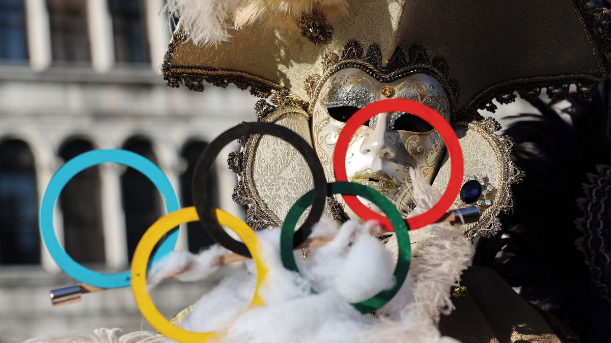 Fotky: Obří krysa zahájila průvod karnevalu v Benátkách