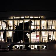 Ráj příšer měl minulý týden světovou premiéru v Hamburské státní opeře. Motiv mořské nestvůry se dostal až na její fasádu.