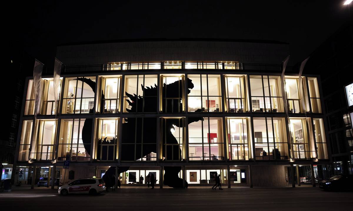 Ráj příšer měl minulý týden světovou premiéru v Hamburské státní opeře. Motiv mořské nestvůry se dostal až na její fasádu.
