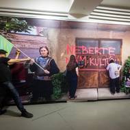 Na fotografii z výstavy Slobodná národná galéria – Popis jedného zápasu, kterou lze v pražském Domě fotografie vidět do 29. března, kurátor Braňo Matis pózuje před fotografií vzkazu na garáži Slovenské národní galerie.