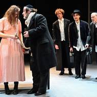 Zdislava Pechová v roli Rechele, Jan Kolařík, Matouš Benda, Goran Maiello a Vladimír Hauser.