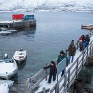 Z nedalekého útesu je vidět fjord plný ledovců. Krajina by mohla přilákat turisty, ale vesnici chybí i základní infrastruktura. „Hrozí, že osada zanikne,“ řekla starostka vesnice Nolsová. „Lidé stárnou.“