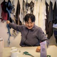 „Škrábání tuleních kůží je fyzicky velmi náročné,“ říká Josefsenová, která se narodila v roce 1959. Pracuje s tuleními kůžemi – pere je, zpracovává a škrábe -, aby je mohla prodat v Nuuku na výrobu národních krojů. I když letos plánuje odejít do důchodu, nehodlá se odsud odstěhovat.