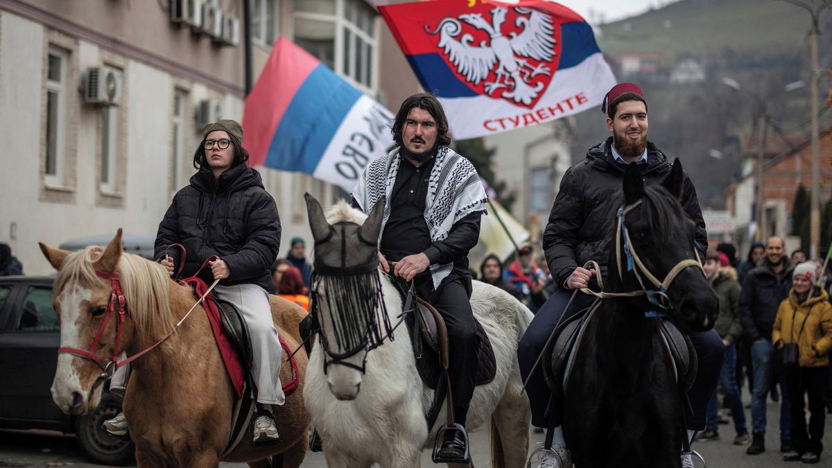 Fotky: Nejdelší a nejpočetnější protesty. Menšiny sjednotil odpor k Vučićovi