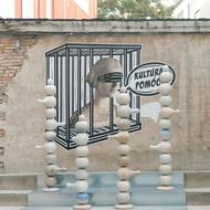 Dílo Variabilní kompozice od Jozefa Sušienky bylo součástí výstavy Slovenské národní galerie, ta ho navzdory dlouhodobé smlouvě o zápůjčce mezi galerií a městem Hlohovec ale odstranila. Vzadu je grafika Matúše Maťátka nazvaná Profesionální přístup.