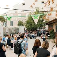 Slobodná národná galéria vznikla na místě zdevastovaných garáží na Náměstí Karola Vaculíka poblíž Slovenské národní galerie.