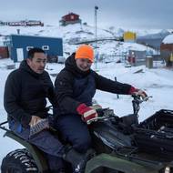 „V Grónsku nemůžete vlastnit půdu,“ řekl Blidorf. „Je to tak už od dob, kdy sem přišli naši předkové. Dnes máte právo užívat oblast, kde máte svůj dům.“
(Obyvatelé vesnice jedou na čtyřkolce v Kapisillitu, 20. ledna.)