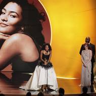 Objevem roku se stala šestadvacetiletá Olivia Dean. Akademici jí dali přednost před skupinou Katseye nebo kolegyněmi Addison Rae a Lolou Young.