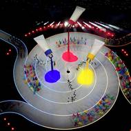 Gigantické tuby barvy vizuálně oslavovaly lidskou kreativitu.