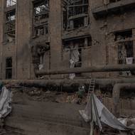 Agresor se zaměřil nejen na elektrárny, ale také na zařízení na výrobu tepla, která zásobují hlavní města teplou vodou a vytápěním. V důsledku toho se kromě očekávaných výpadků elektřiny stalo vytápění jedním z nejbolestivějších problémů bránící se země.